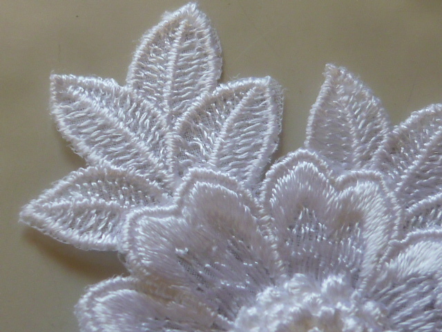 ◎（217） レーヨン/ポリエステル 繊細なエンブロイダリーレース かわいい草花柄 白色 3枚セットの画像3