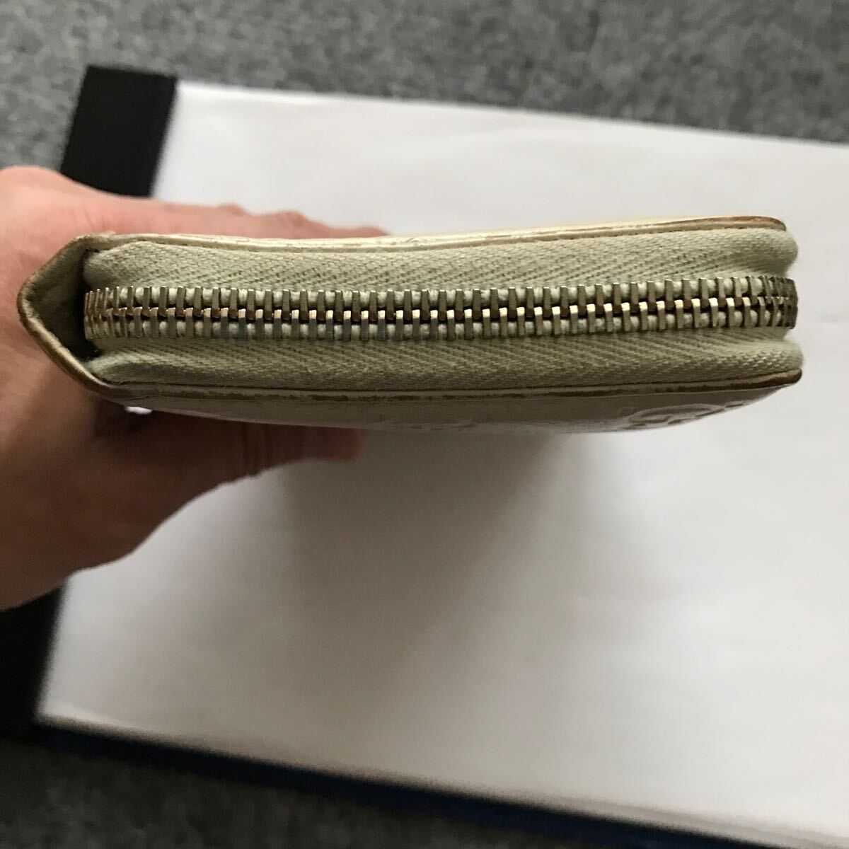 中古品 GUCCI グッチ ラウンドファスナー 長財布 シマ ホワイト_画像3