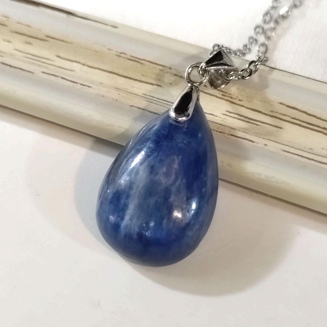 【清純の石】深い青の美しいカイヤナイトのしずく型、ティアドロップネックレス