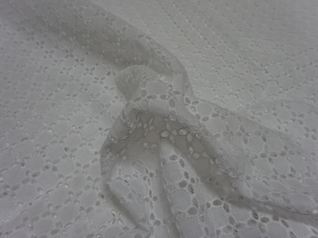 日本製　綿　100％　刺繍柄　生地　やや薄　3.8ｍ　Ｆ952_画像4