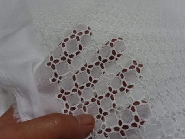 日本製　綿　100％　刺繍柄　生地　やや薄　3.8ｍ　Ｆ952_画像3