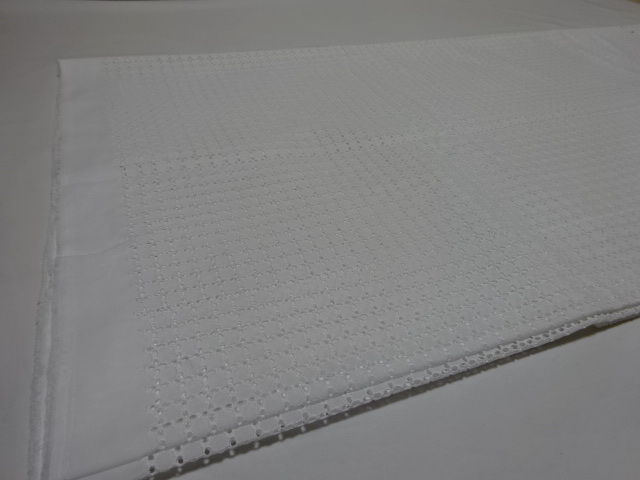 日本製　綿　100％　刺繍柄　生地　やや薄　3.8ｍ　Ｆ952_画像1
