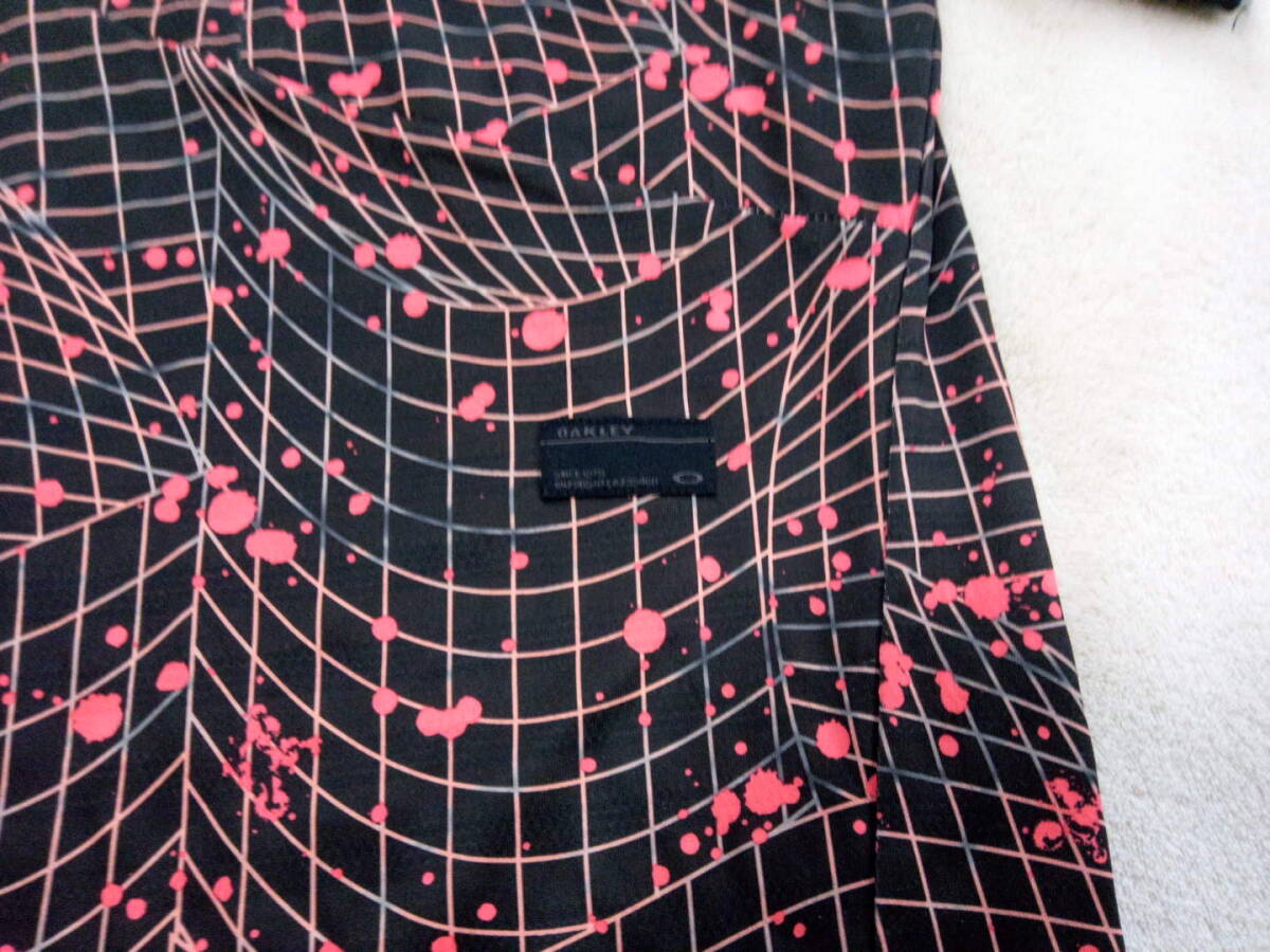 超美品 オークリースカルブラックピンク水玉ペイントドットデザイン幾何学模様総柄 メンズポロシャツ Mの画像5