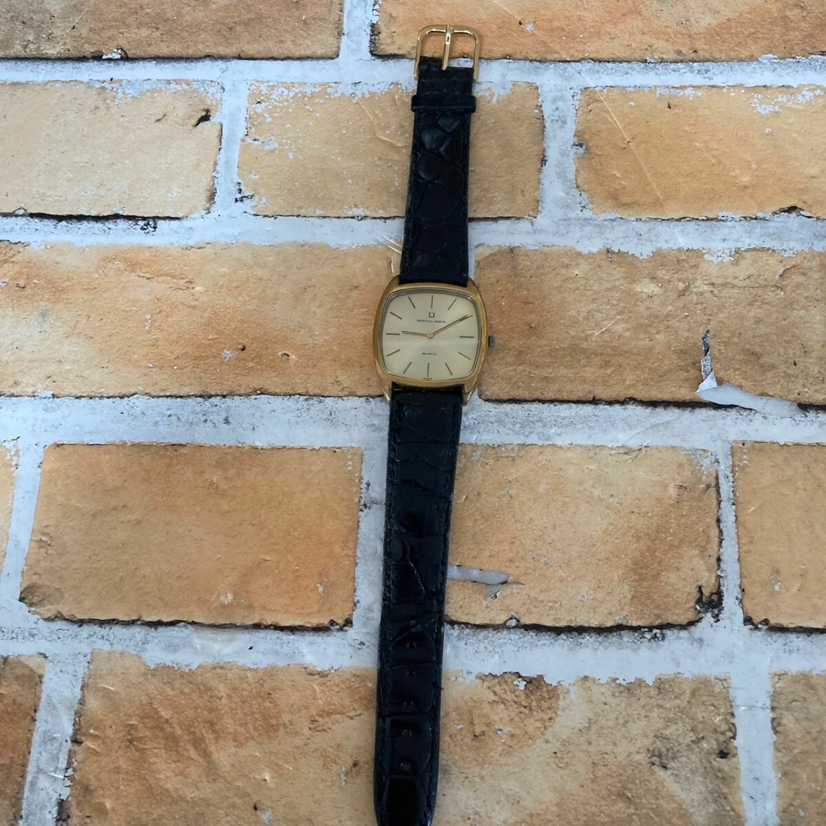稼働 人気 UNIVERSAL GENEVE ユニバーサルジュネーブ クォーツ メンズ腕時計 ゴールド文字盤 ヴィンテージの画像4