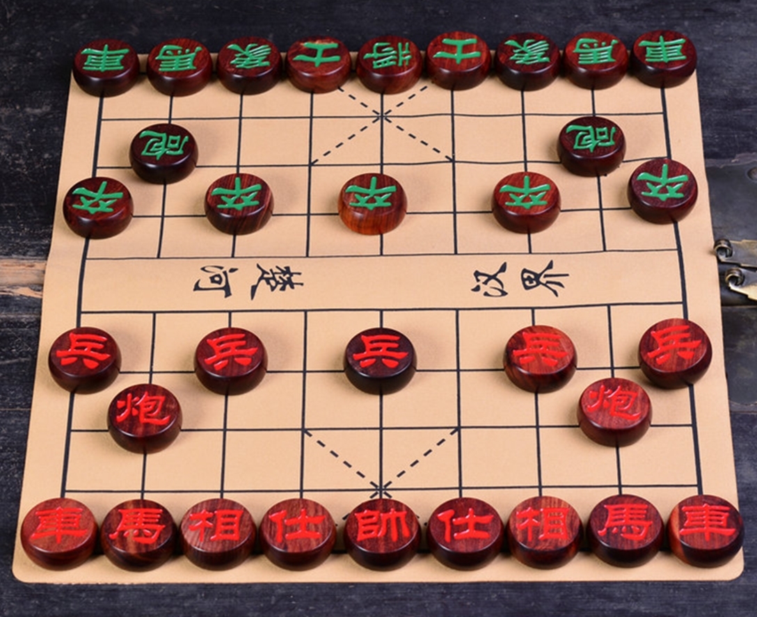 独特の上品 美品 中国象棋 実木製駒 本格的家庭用中国将棋 駒直径 6cm　学校用将棋セット 携帯レザー皮革棋盤面 チェスボード_画像3