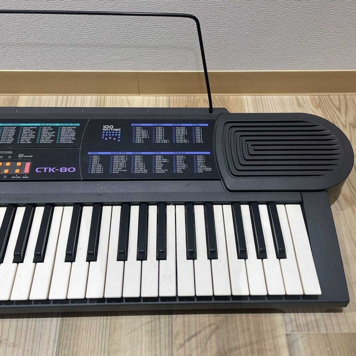 【AMT-10069】CASIO カシオ 電子キーボード CTK-80 電子ピアノ 鍵盤楽器 49鍵盤 電子ピアノ ブラック 100リズム 音楽 楽器 ジャンク品 曲_画像4