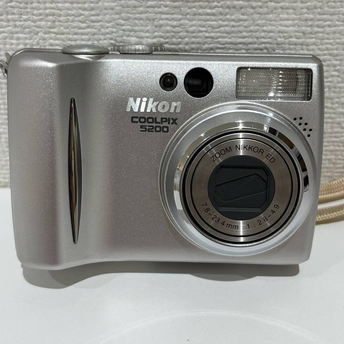 【AMT-10686】Nikon COOLPIX5200 ニコン クールピクス ZOOM NIKKOR ED 7,8-23.4mm 1:2.9-4.9 シルバー デジカメ 電化製品 ジャンク品の画像2