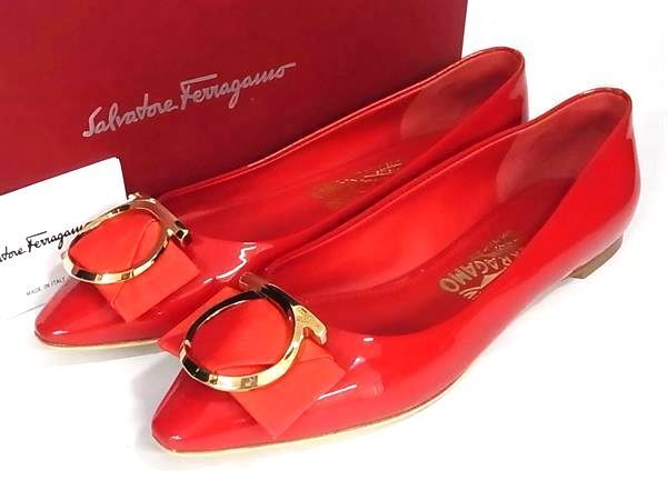 1円 ■新品同様■ Salvatore Ferragamo フェラガモ ガンチーニ パテントレザー パンプス サイズ 8(約25.5cm) 靴 レッド系 AW4045の画像1