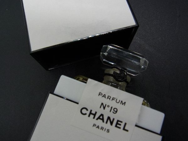 ■美品■ CHANEL シャネル N°19 パフューム フレグランス 香水 化粧品 レディース DE2226_画像3