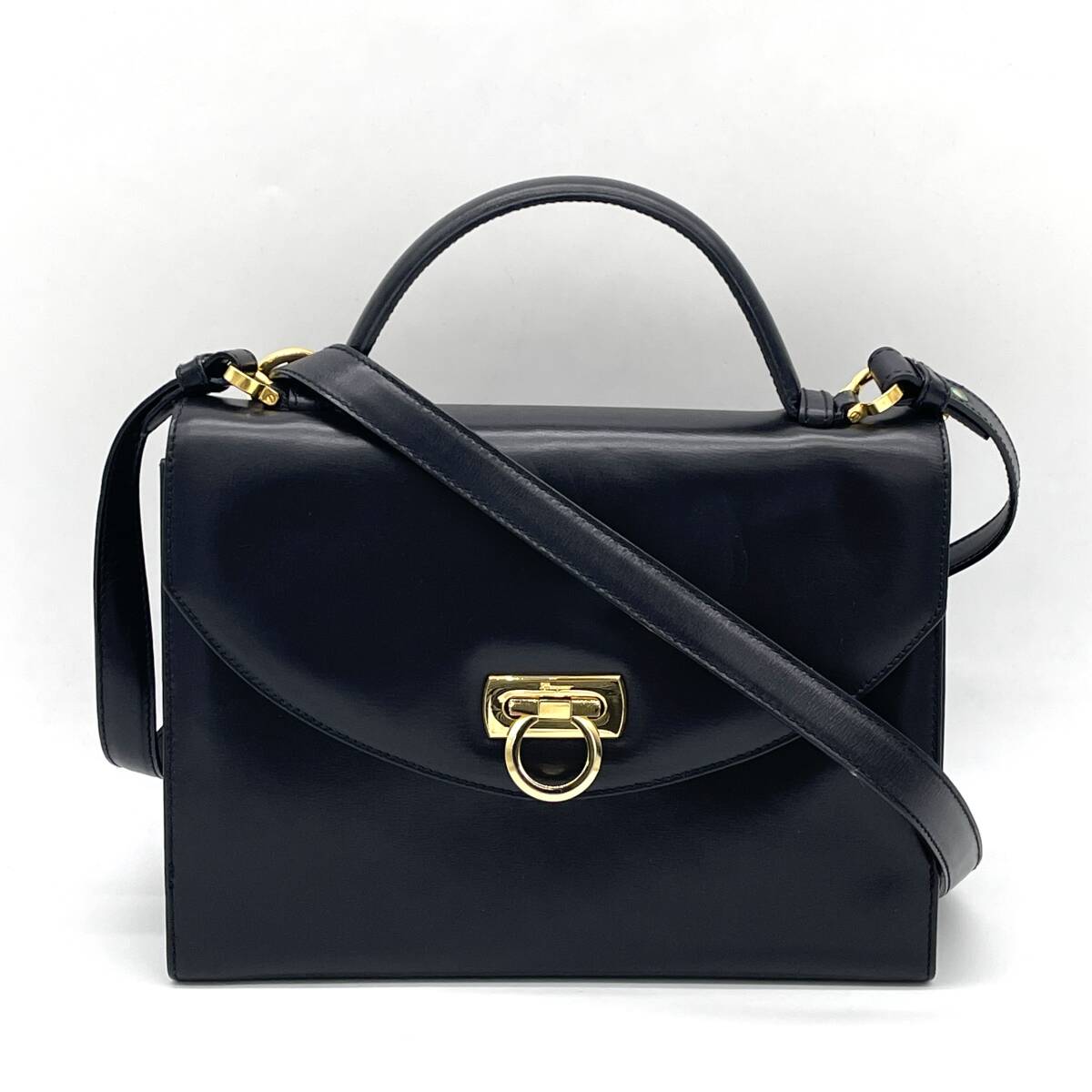 1 jpy beautiful goods Salvatore Ferragamo Ferragamo gun chi-ni car f leather 2way shoulder bag handbag black Gold metal fittings 