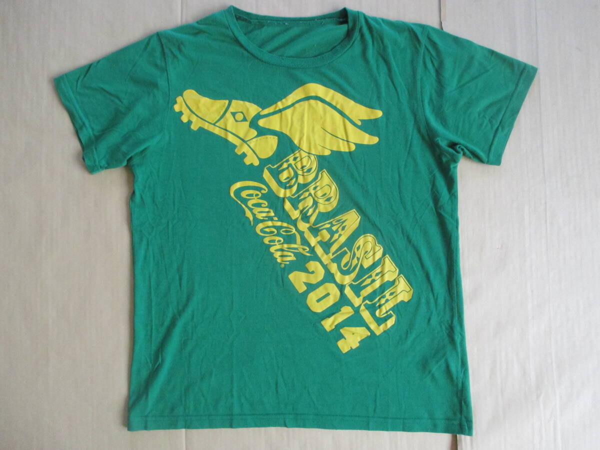 送料180円 2014年 サッカー ワールドカップ ブラジル大会 コカ・コーラ 記念 Tシャツ 緑 身幅53.5cm_全体的に毛羽立ち,腹部に小穴あり,汚れなし