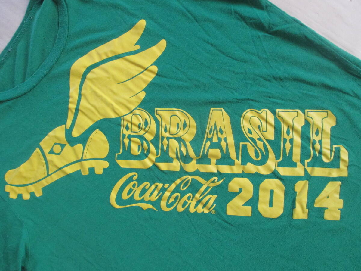 送料180円 2014年 サッカー ワールドカップ ブラジル大会 コカ・コーラ 記念 Tシャツ 緑 身幅53.5cm_プリント