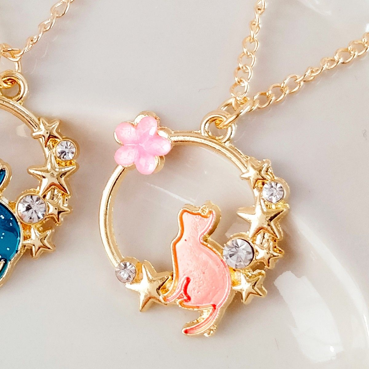 お花と星×レジンの猫ネックレス ピンク＆ブルー 春コーデ ゴールド おそろい ペアアクセサリー  ペアネックレス ペンダント ネコ