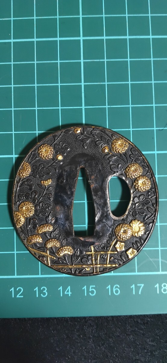 Japanese sword fittings guard on sword era thing gold . flower map pattern 