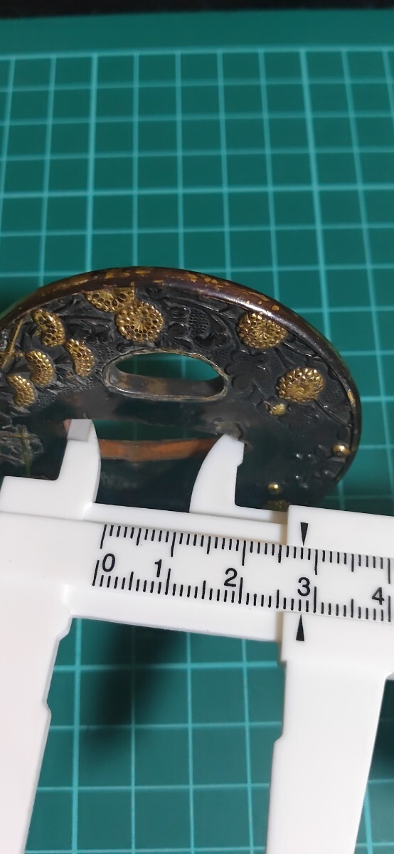  Japanese sword fittings guard on sword era thing gold . flower map pattern 