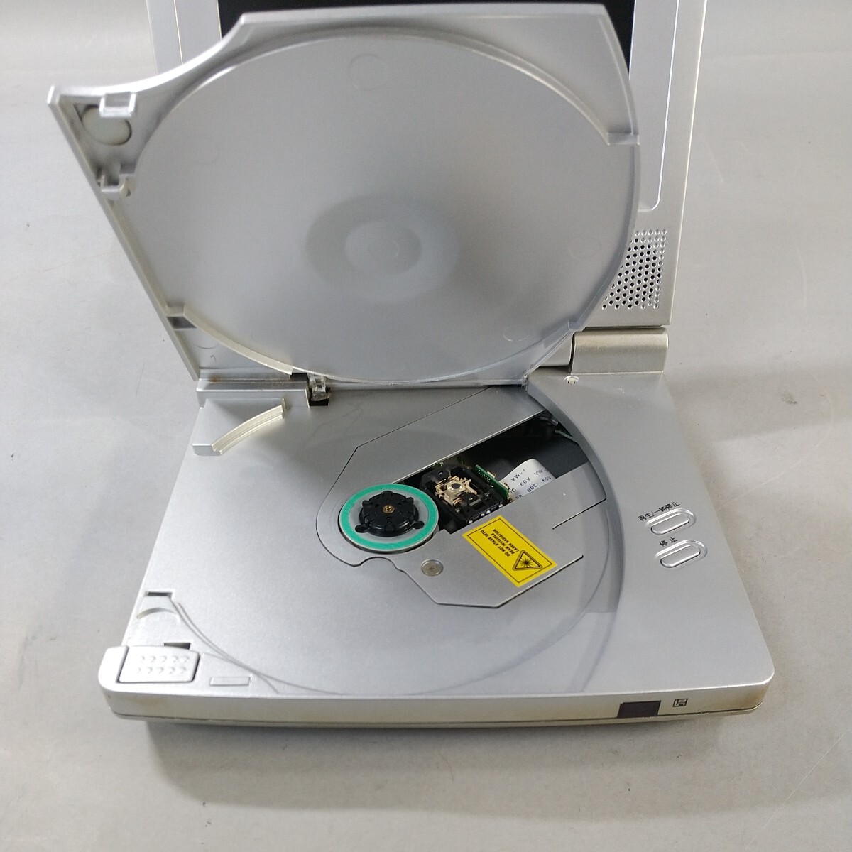 9592■同梱NG OCTA PORTABLE DVD/CD PLAYER ポータブル CD/DVDプレーヤー OPD-051P シルバー 本体のみ オクタライン 未検品_画像4