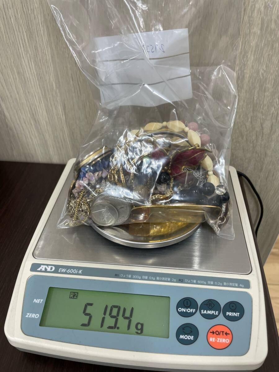 ＃26224 メッキアクセサリー 大量 おまとめ 約4kg ネックレス イヤリング 指輪など  シルバー イミテーション 金杯 真珠 べっ甲などの画像10