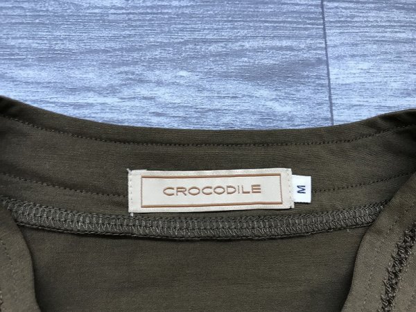 美品！CROCODILE クロコダイル レディース ワンポイント刺繍 ワンホック 薄手 カーディガン 日本製 ポケットダミー M カーキ_画像2