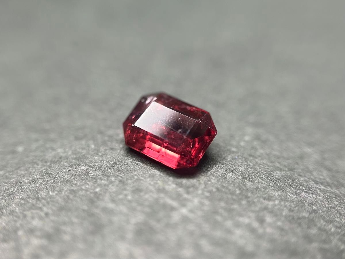 スピネル　ルース　0.64ct