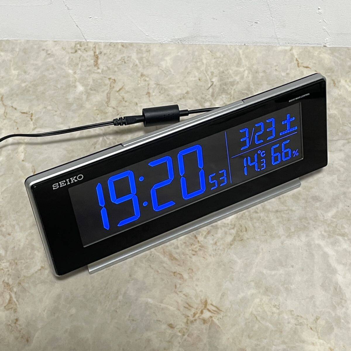 SEIKO セイコー DL207S デジタル電波時計 USBポート付 目覚まし時計 置き時計 (kの画像1