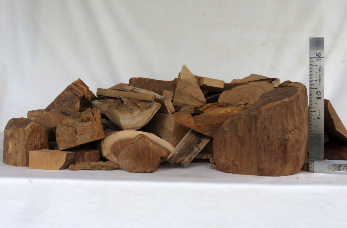 木材・香木の白檀・端材・切れ端・小さな欠片など・重さ約７７５０グラムの画像2