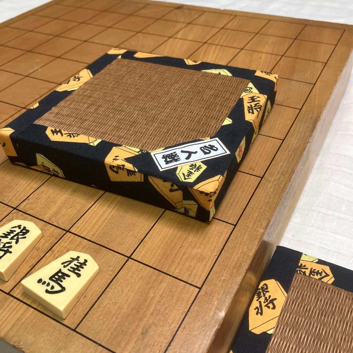 名人戦柄の将棋駒台　畳は茶色メセキの新作2台組です。駒24-7