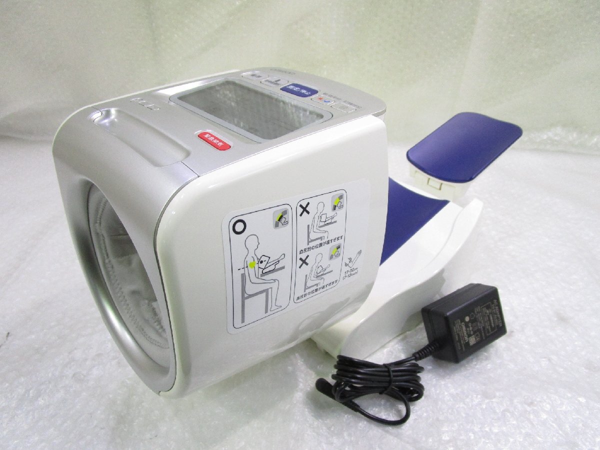 ◎美品 オムロン OMRON HEM-1020 スポットアーム 上腕式血圧計 デジタル自動血圧計 アダプター付き 展示品 w41814の画像1