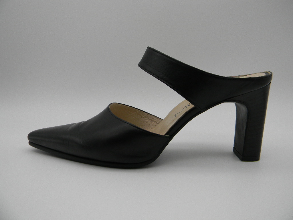 **[ MERV ]* black. leather mules (24cm)