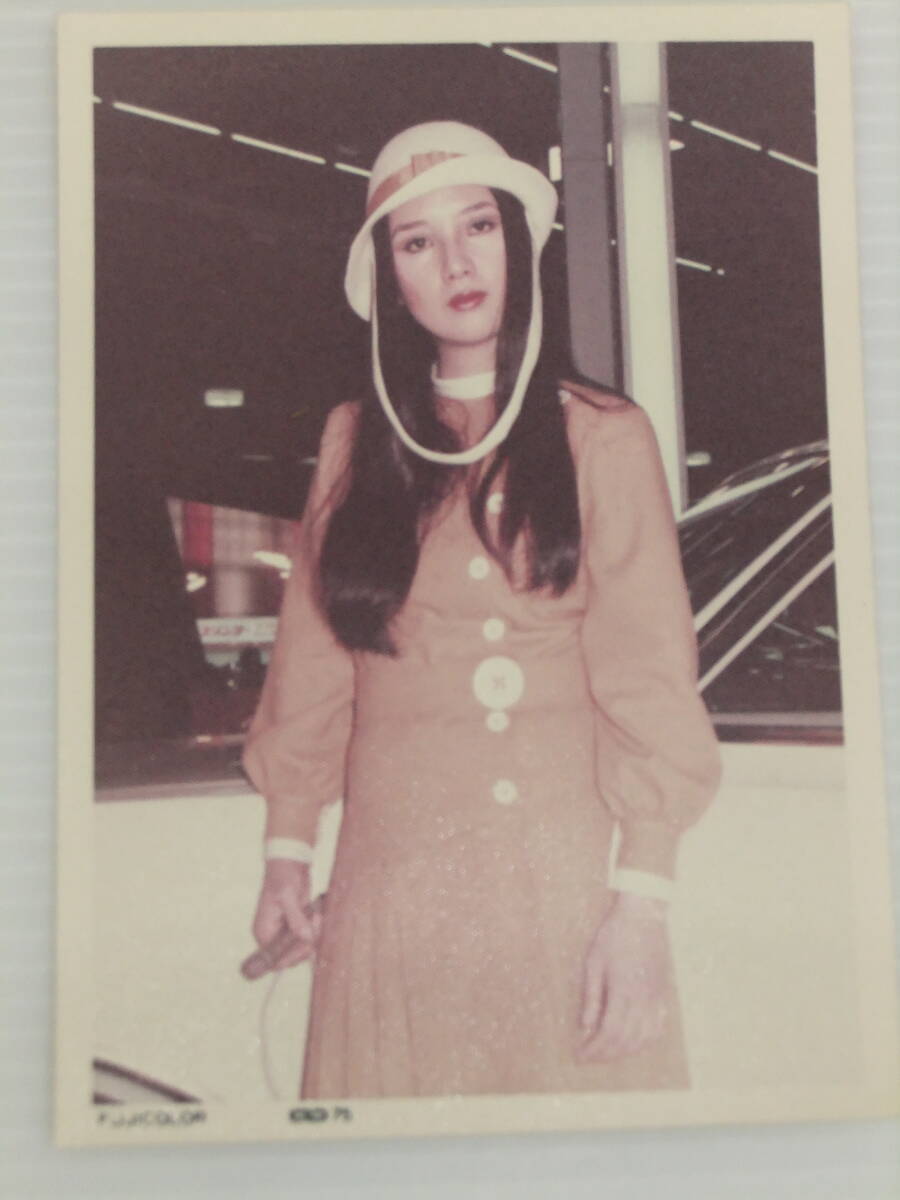 1975年(昭和50年)  第21回東京モーターショー撮影写真 コンパニオンの女性の写真 古写真  30枚  昭和レトロの画像1