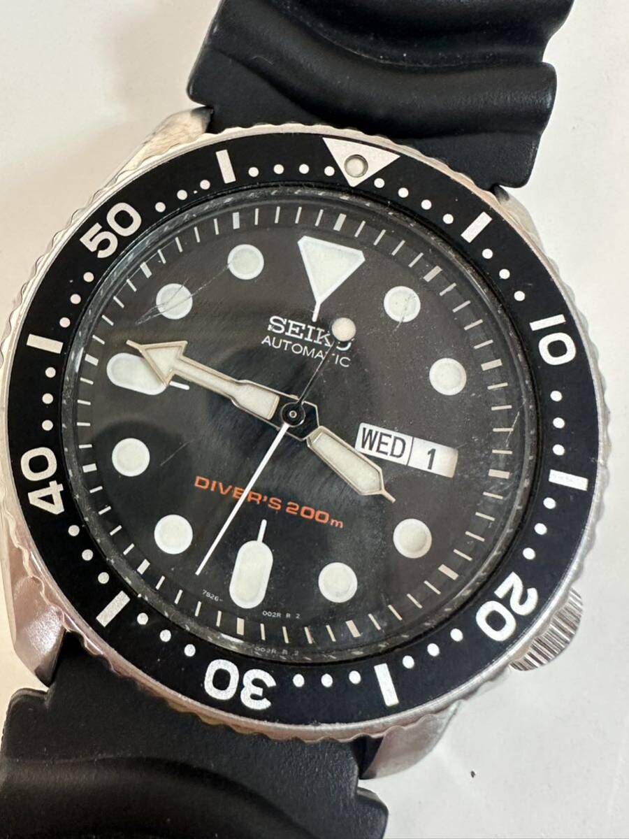 セイコー ダイバーズ 200m 7S26-0020 自動巻 ATデイト ブラック文字盤 メンズ腕時計 風防キズ有り ベルト破損品 の画像1