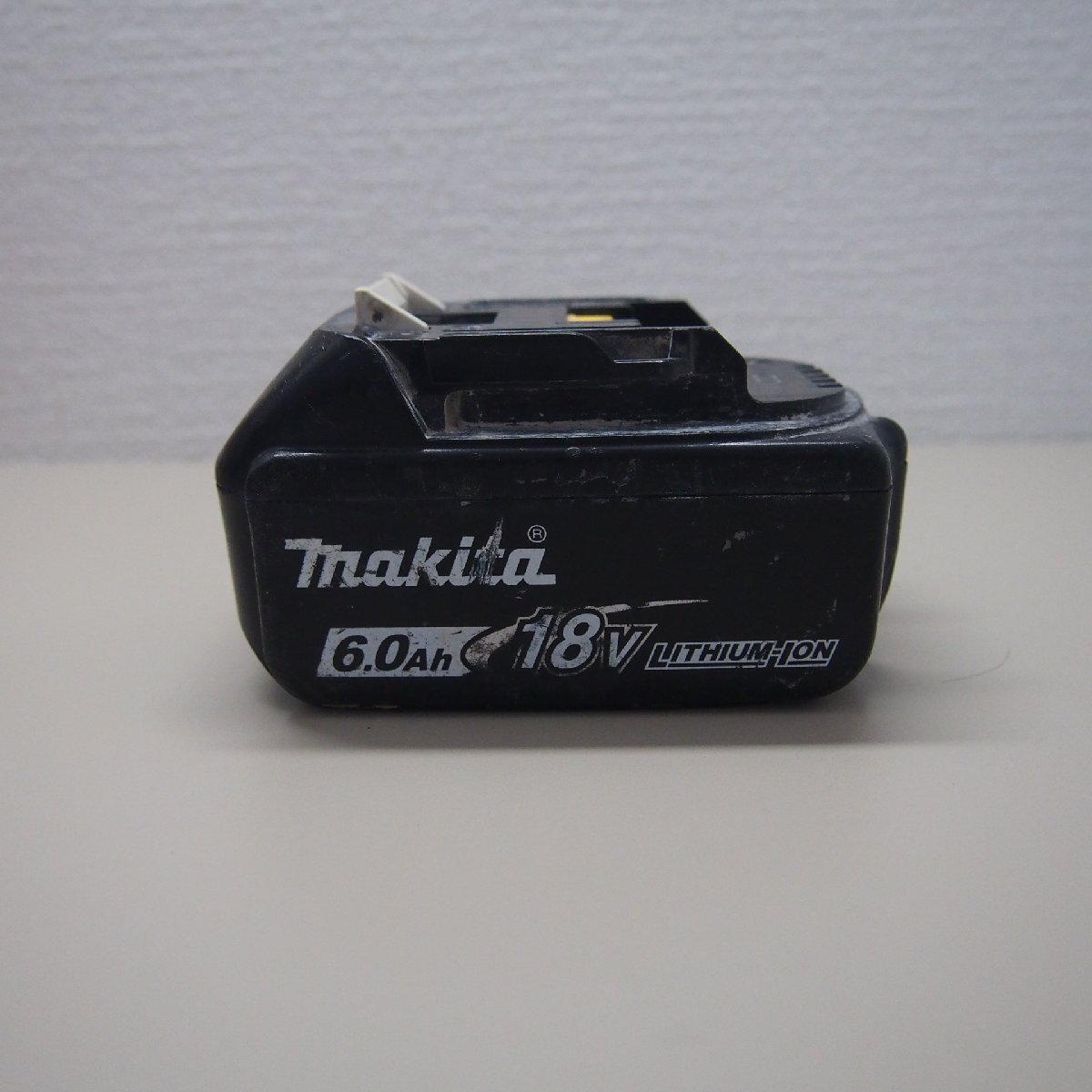[9356-001S] Makita バッテリ BL1860B 18V・6.0Ah 【中古】 現状販売 ボタン破損 通電確認 マキタ 純正 バッテリー 充電池の画像2