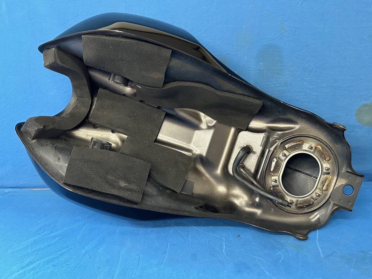 * Honda CB400SF NC42 предыдущий период крышка лючка бензобака ключ имеется *
