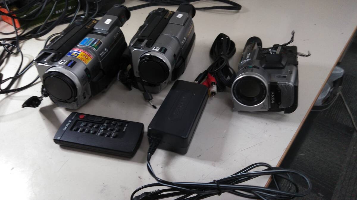 ソニー SONY 8mmビデオ ハンディカム DCR-TRV310  現状品２台 おまけACアダプタ RCA／Sケーブル リモコン 保守部品の画像1