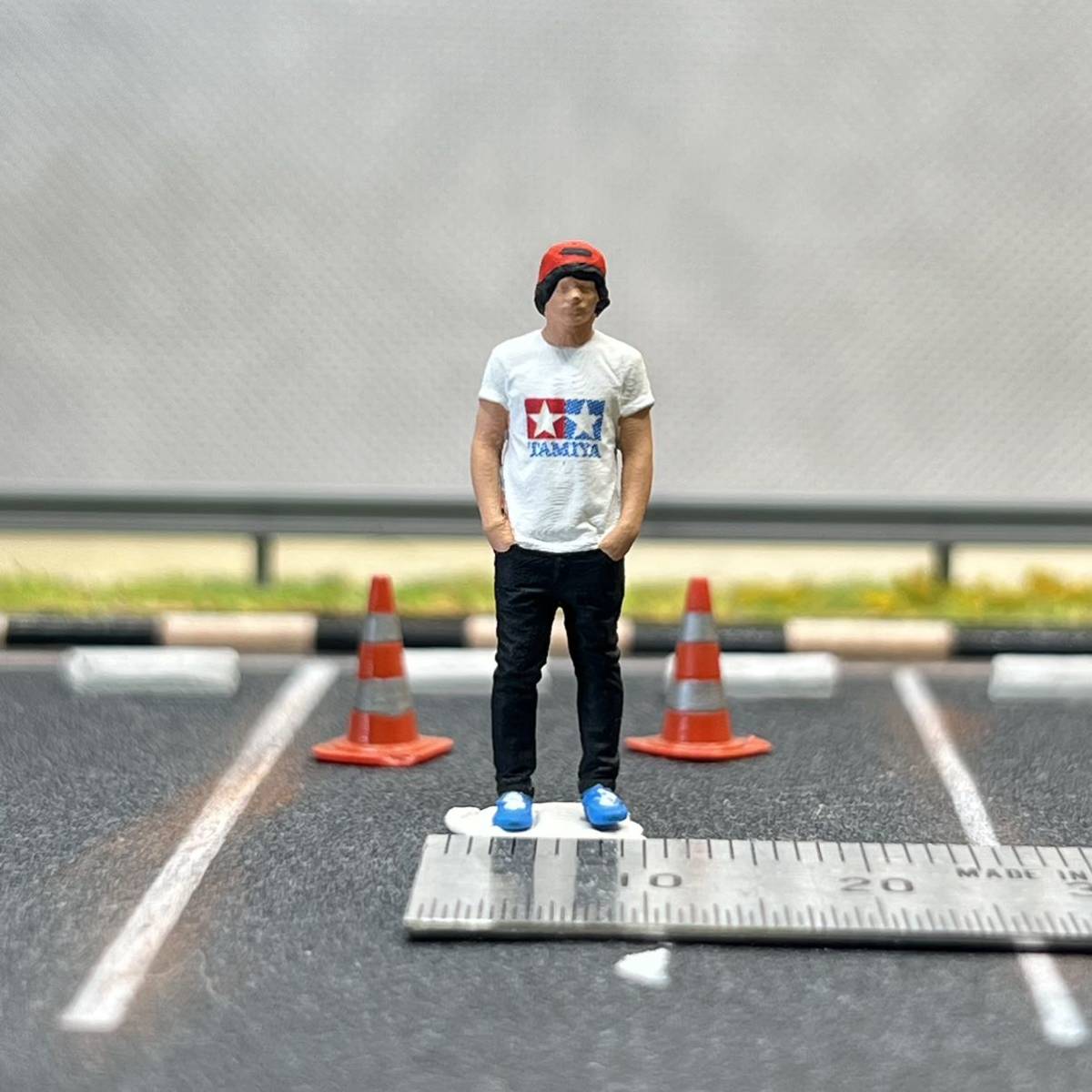 【ID-087】1/64 スケール タミヤのロゴのTシャツを着た男性 フィギュア ミニチュア ジオラマ ミニカー MINI GT LBWK トミカ マテル_画像1