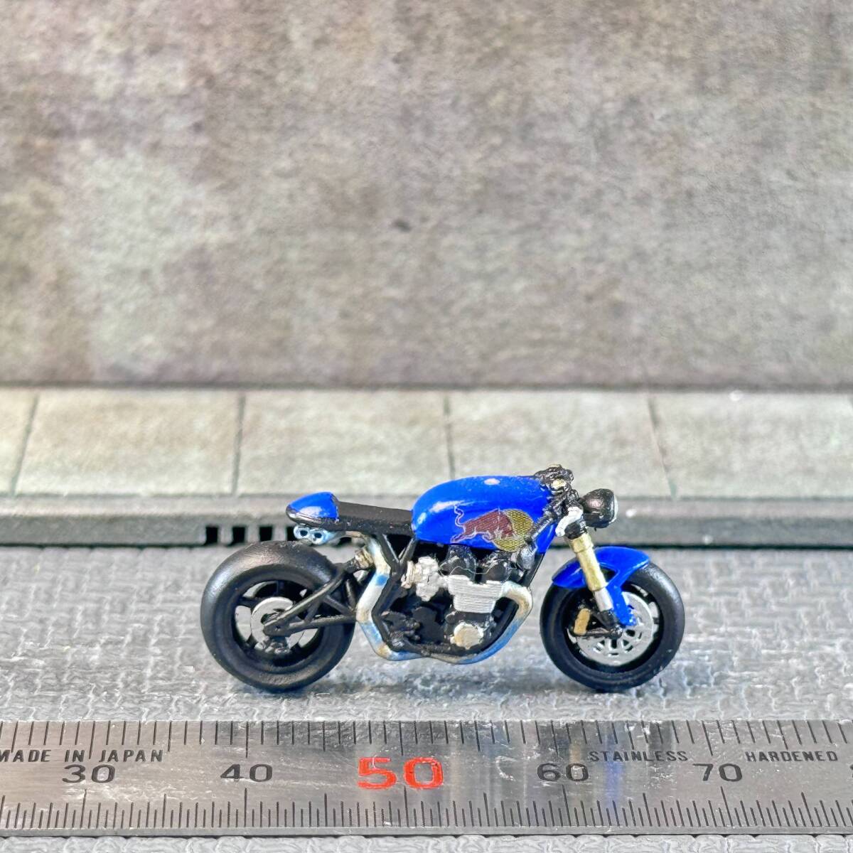 【ID-061】1/64 スケール カフェレーサー レッドブル バイク フィギュア ミニチュア ジオラマ ミニカー トミカ_画像2