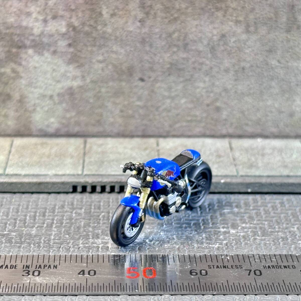 【ID-061】1/64 スケール カフェレーサー レッドブル バイク フィギュア ミニチュア ジオラマ ミニカー トミカ_画像3