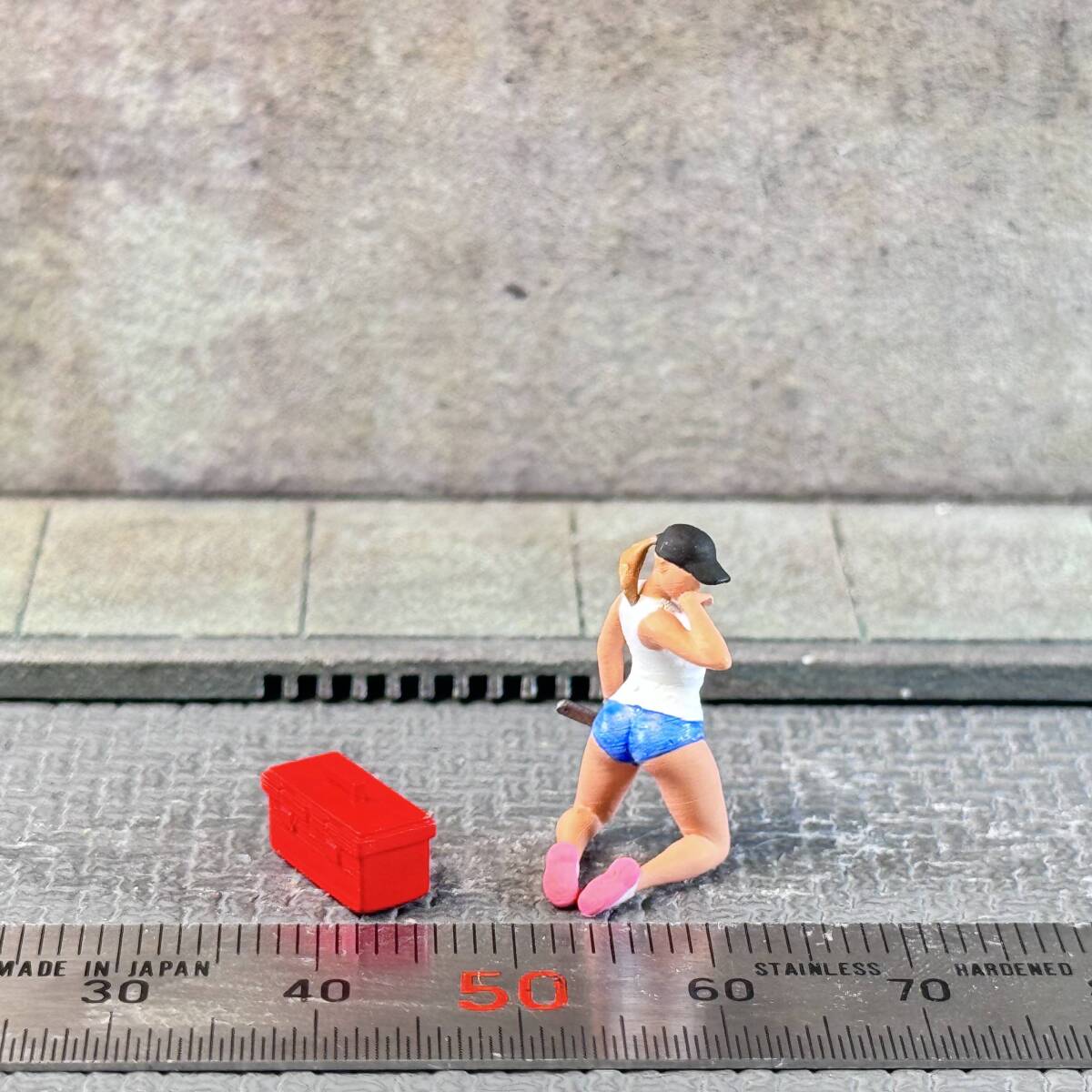 【ID-079】1/64 スケール 女性メカニック ツールボックス セット フィギュア ミニチュア ジオラマ ミニカー トミカの画像4