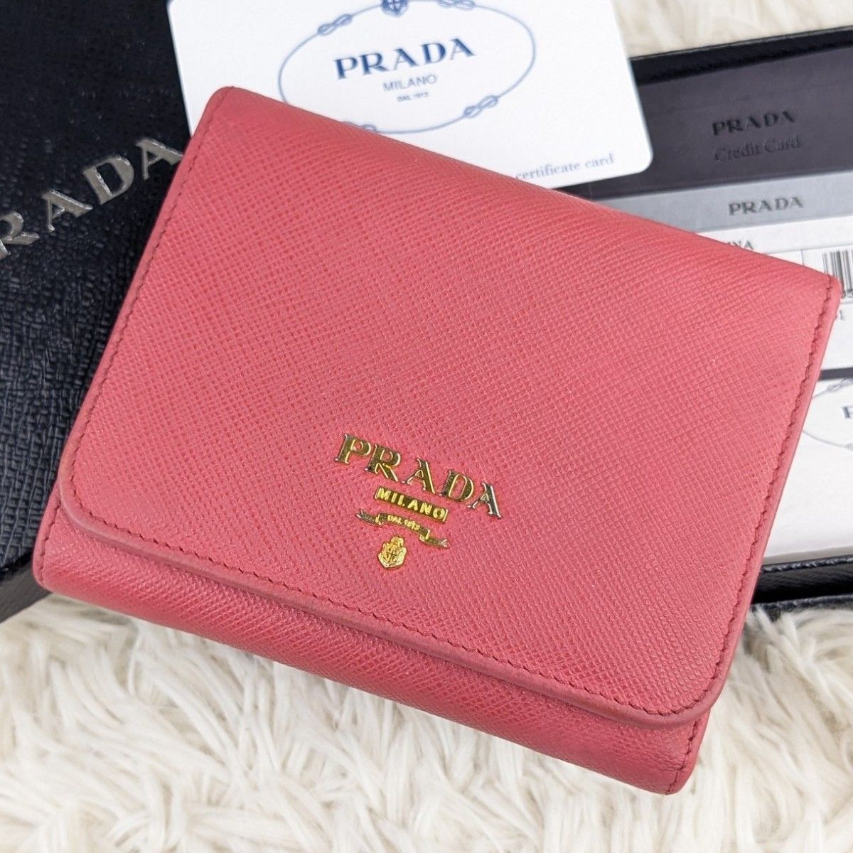 PRADA　プラダ　三つ折り財布　サフィアーノレザー　ゴールドロゴ　ピンク レザー ウォレット 財布