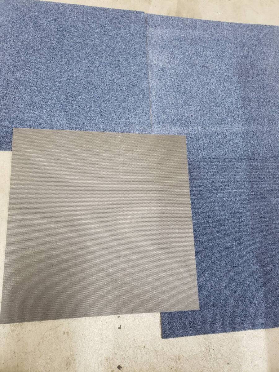 (4933) ●50枚セット タイルカーペット 50×50 ブルー系 青 裏糊付けなし 状態まあまあ良い まとめて 大量 引き取り可 大阪 1円スタートの画像4
