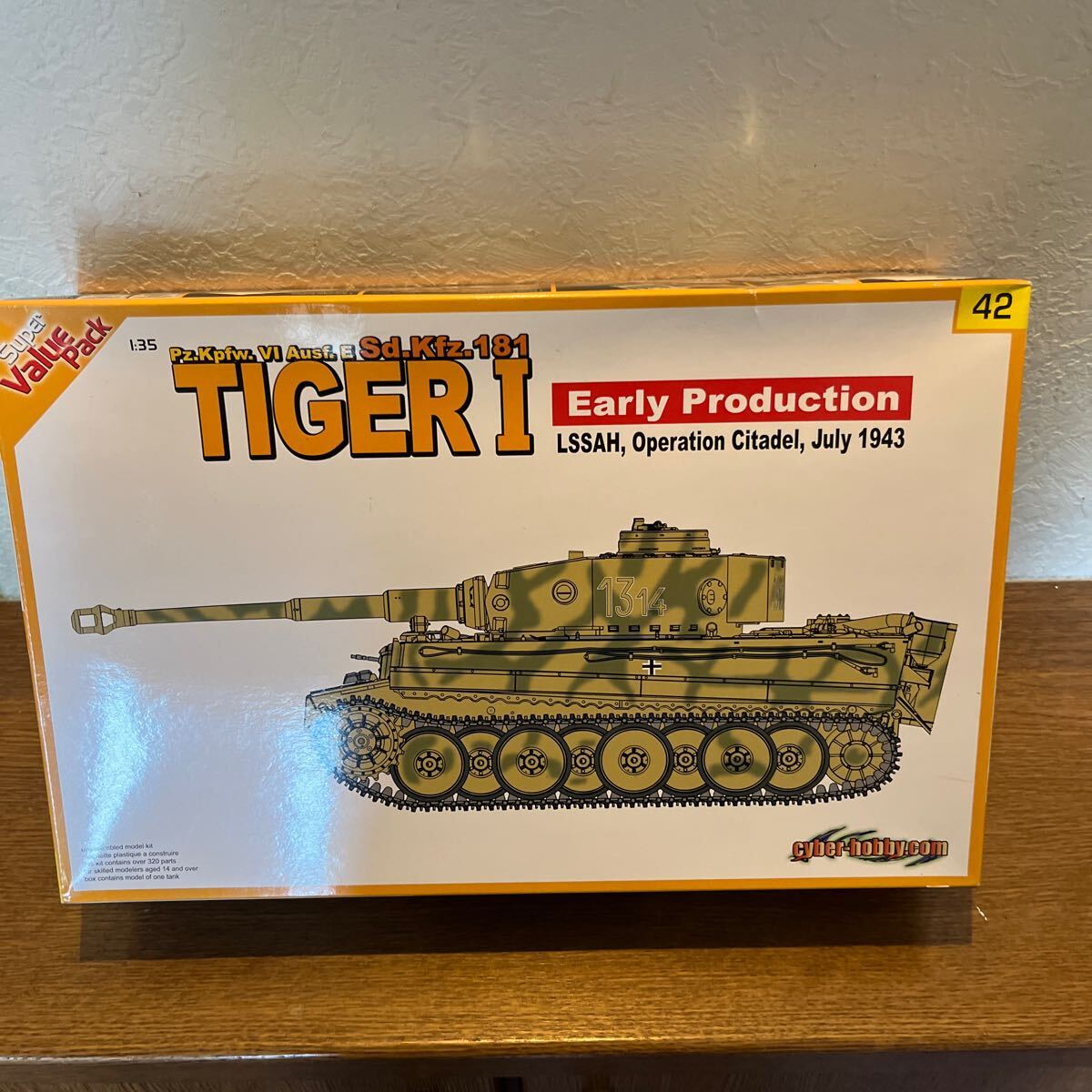 F-32.1/35. Cyber hobby.9142. Germany army Tiger I the first period production type no. 1SS equipment ... higashi part war line 1943, not yet constructed 