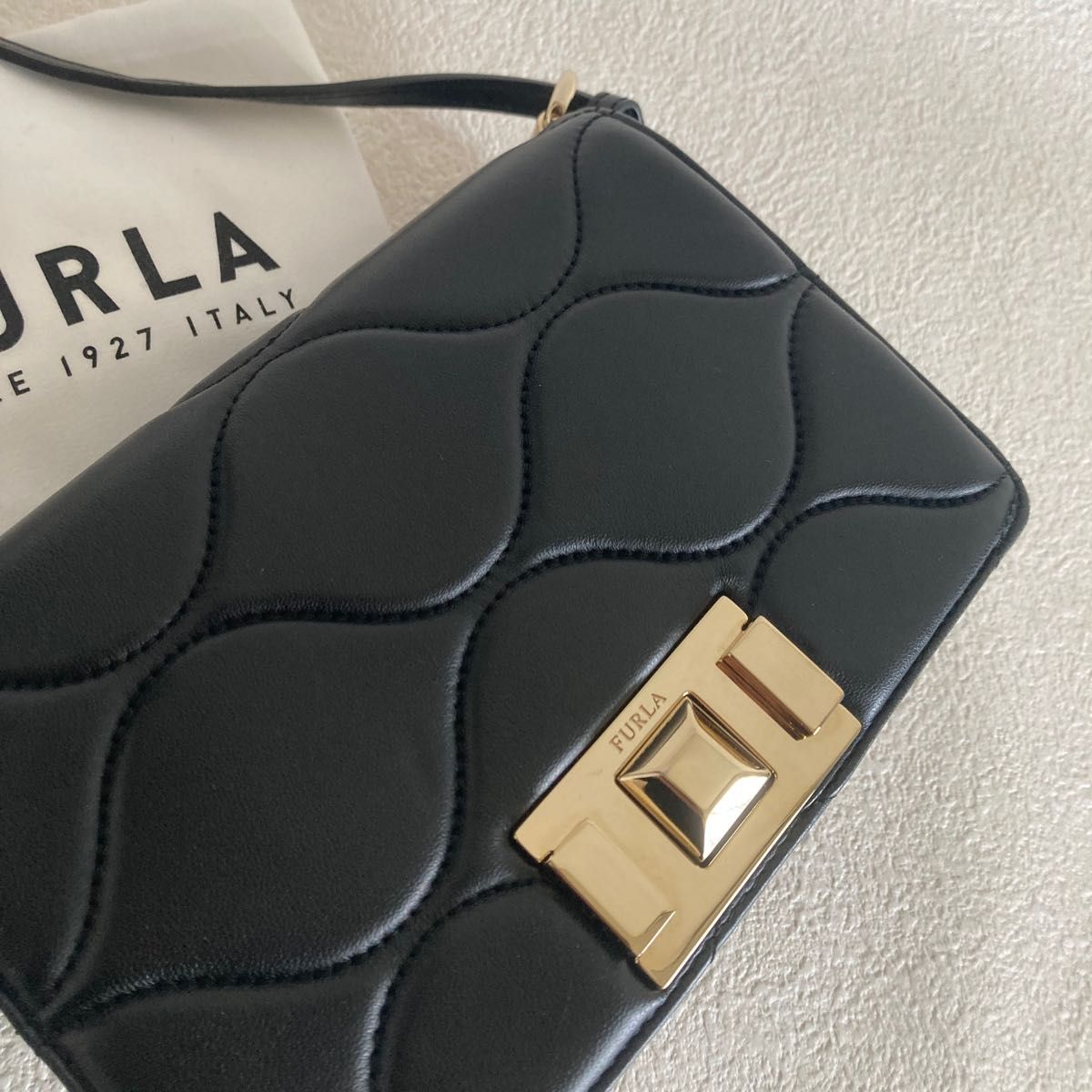 極美品　FURLA フルラ　キルティング　クロスボディ　ショルダーバッグ