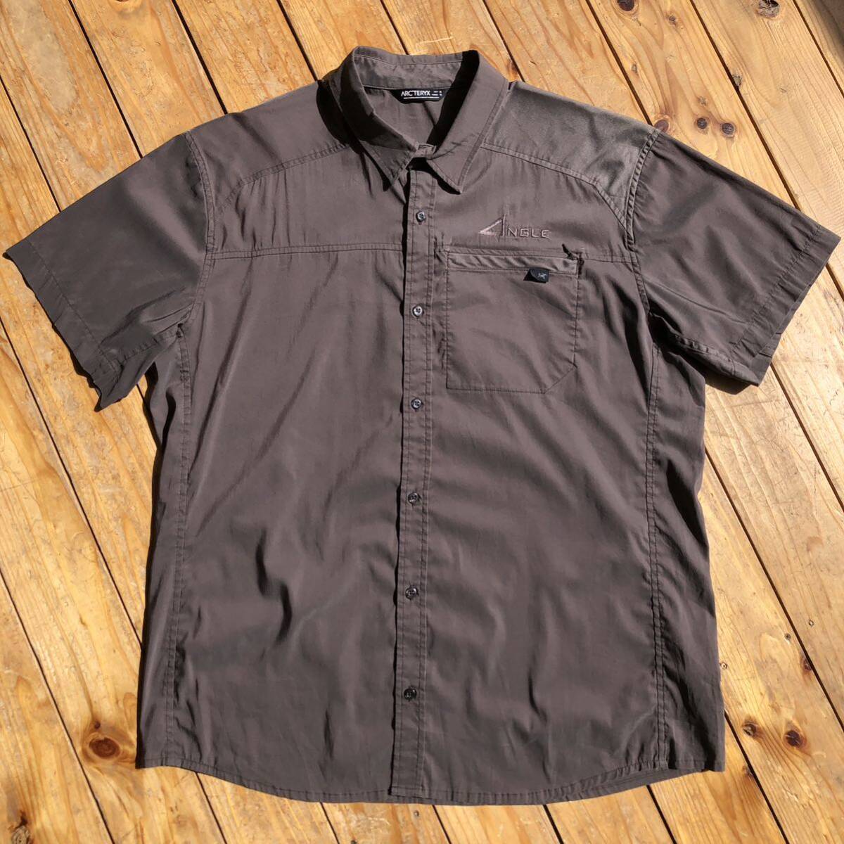 USA б/у одежда ARC*TERYX Arc'teryx рубашка с коротким рукавом мужской XL размер Brown . карман вышивка Logo предприятие хлопок поли America скупка T2491