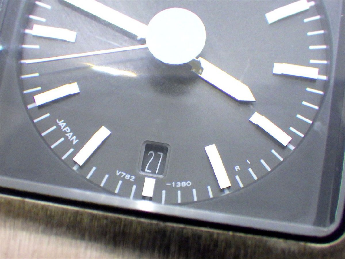 c27 送料無料 当時物 SEIKO ALBA AKA セイコー アルバ アカ 黒文字盤 デイト スクエア 動作品 V782-5090 クォーツ 腕時計の画像4