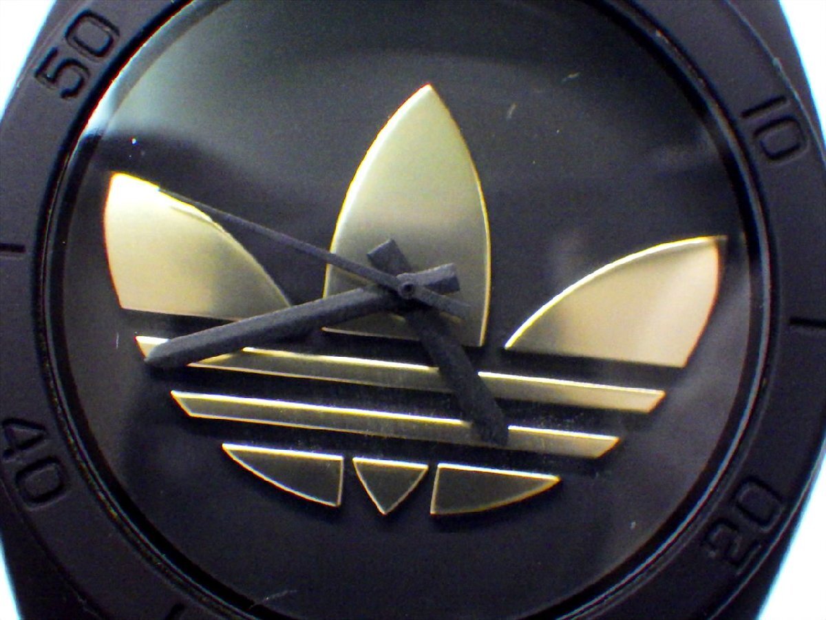c22 送料無料 当時物 adidas アディダス 黒色 ラバーバンド 金色ロゴ 黒文字盤 ADH2912 動作品 腕時計 クォーツ メンズの画像2