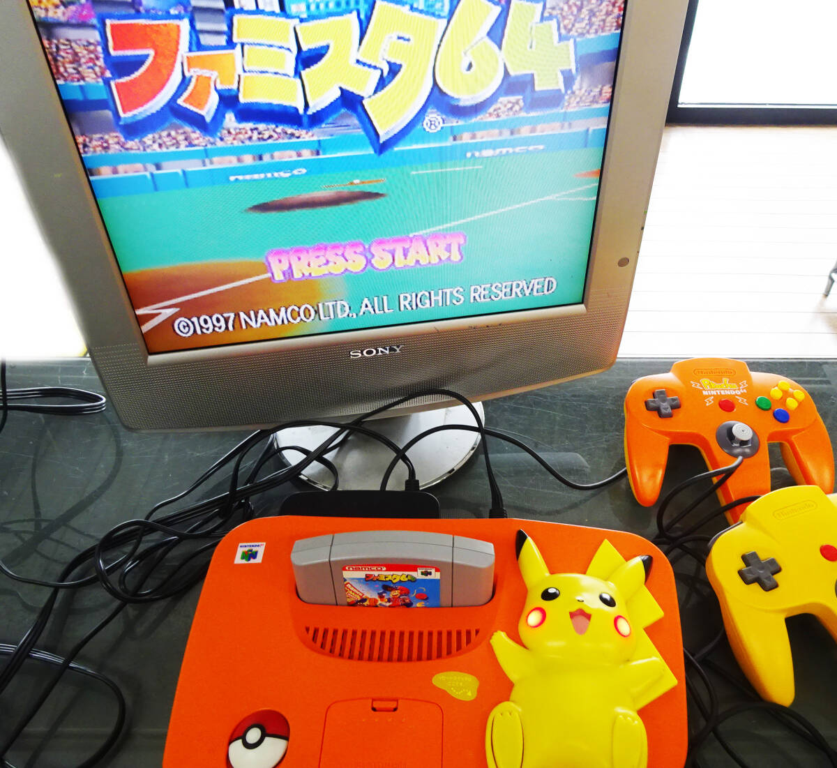ピカチュウ Nintendo64 本体【動作確認済】オレンジ ＆ イエロー Pokemon コントローラー×2 電源コード 赤白黄色コード 任天堂 NUS-001 の画像4