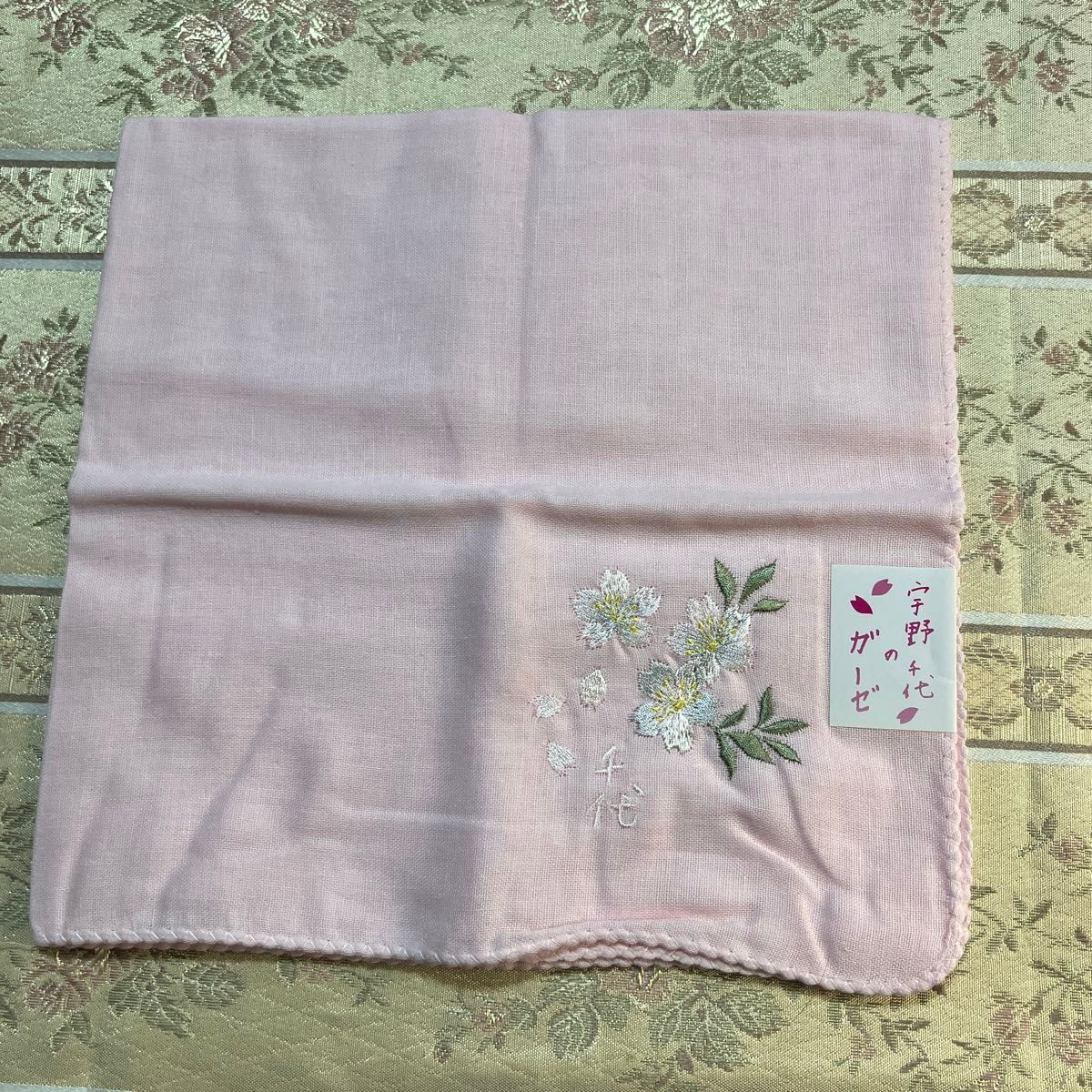 未使用　宇野千代　ガーゼハンカチ　桜　刺繍　ピンク　エライオン　天然オリーブオイル柔軟加工　大判ハンカチ２枚　約45×45cm