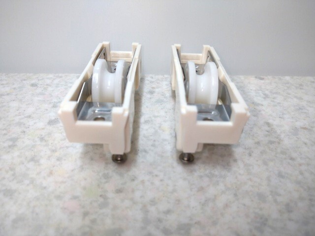 YKK ap 雨戸用戸車　 2個（左右各１個）　ＹＷＨＨ　Ｔ0071　　断熱防音雨戸5ＤＡ・6ＤＡ用　丸レール用　　新品　純正品　（最安値）_丸レール用です。