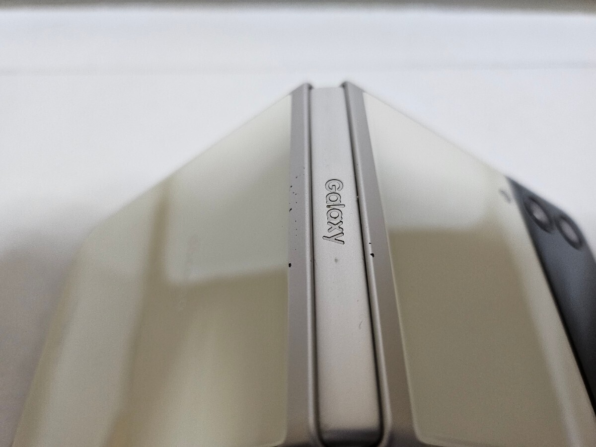 SAMSUNG Galaxy　Z Flip3 5G　SC-54B docomo版　クリーム　一括購入品　サムスン ドコモ　　ケース付き　中古品_ヒンジ中央部分カバーキズあり