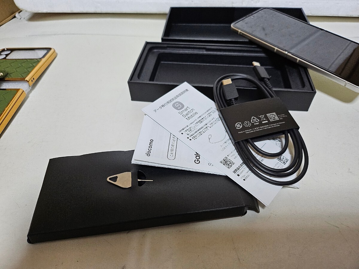 SAMSUNG Galaxy　Z Flip3 5G　SC-54B docomo版　クリーム　一括購入品　サムスン ドコモ　　ケース付き　中古品_画像10