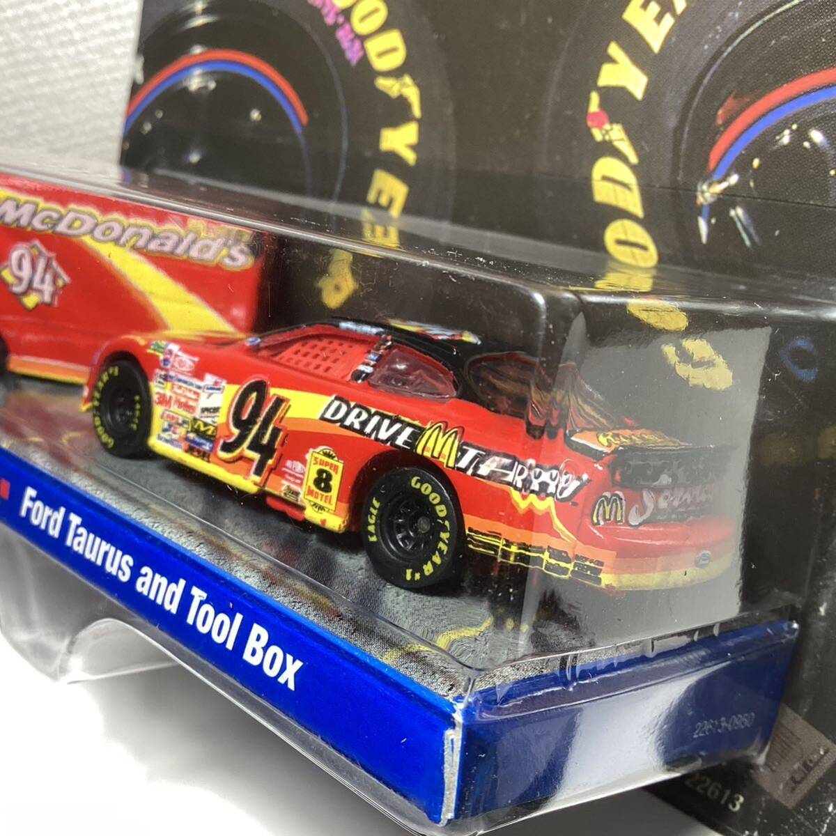 ☆ホットウィール レーシング☆ フォード タウラス ツールボックス付き マクドナルド NASCAR ナスカー リアルライダー Hot Wheelsの画像4